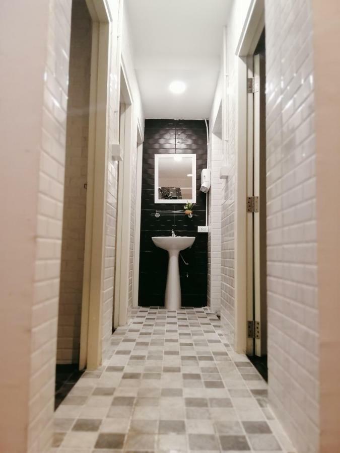 White House Hostel Bangkok Exterior photo